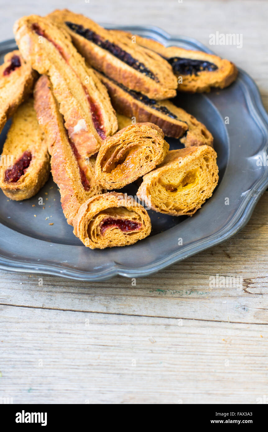 Biscotti en vintage placa en madera antigua tabla rústica Foto de stock