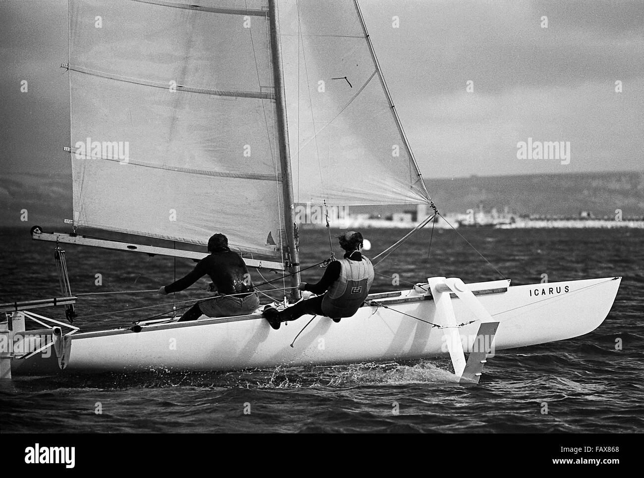AJAXNETPHOTO. - 29 Oct, 1976. PORTLAND, Inglaterra. - Velocidad de Weymouth semana - catamarán hidroala ICARUS EN VELOCIDAD EN PORTLAND Harbour. Foto:Jonathan EASTLAND/AJAX REF:7629101 35188 Foto de stock