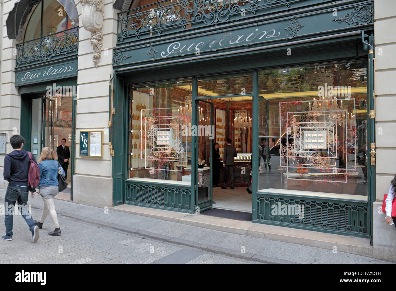 El Guerlain perfume store en la Avenue des Champs Élysées de París, Francia  Fotografía de stock - Alamy