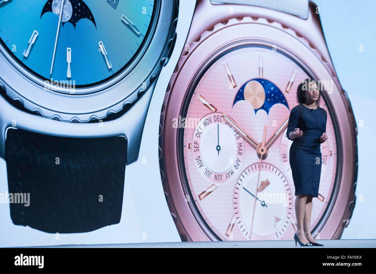 Las Vegas, EE.UU. 5 de enero, 2016. El vicepresidente de Samsung Electronics América Alanna algodón presenta Samsung S2 marcha relojes clásicos durante una conferencia de prensa para el CES 2016 en el Mandalay Bay Convention Center de Las Vegas, Estados Unidos, 5 de enero de 2016. El CES, el más grande del mundo feria de tecnología de consumo anual, se espera que cuentan con 3.600 expositores mostrando sus últimos productos y servicios a más de 150.000 asistentes. Crédito: Yang Lei/Xinhua/Alamy Live News Foto de stock