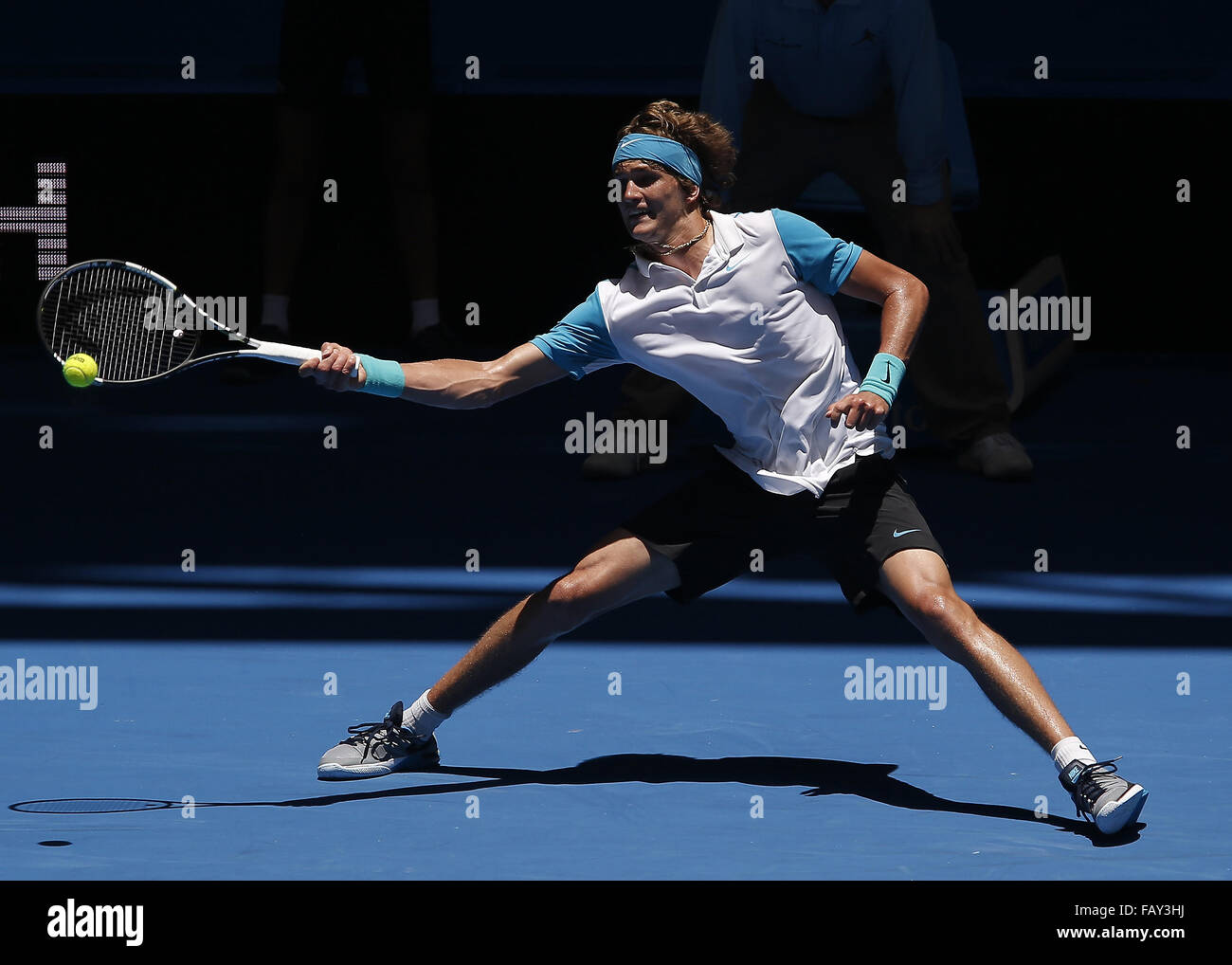 Perth, Australia Occidental, Australia. El 6 de enero, 2016. ALEXANDER  ZVEREV (GER) desempeña un forehand disparó contra Kenny De Schepper (FRA)  durante el partido de dobles de hombres el día 4 en