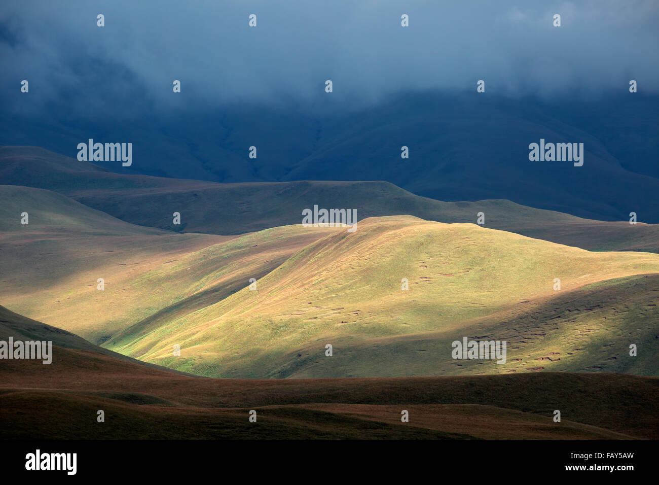 Pintoresco paisaje de las montañas Drakensberg, reserva natural del Castillo de Los Gigantes, Sudáfrica Foto de stock