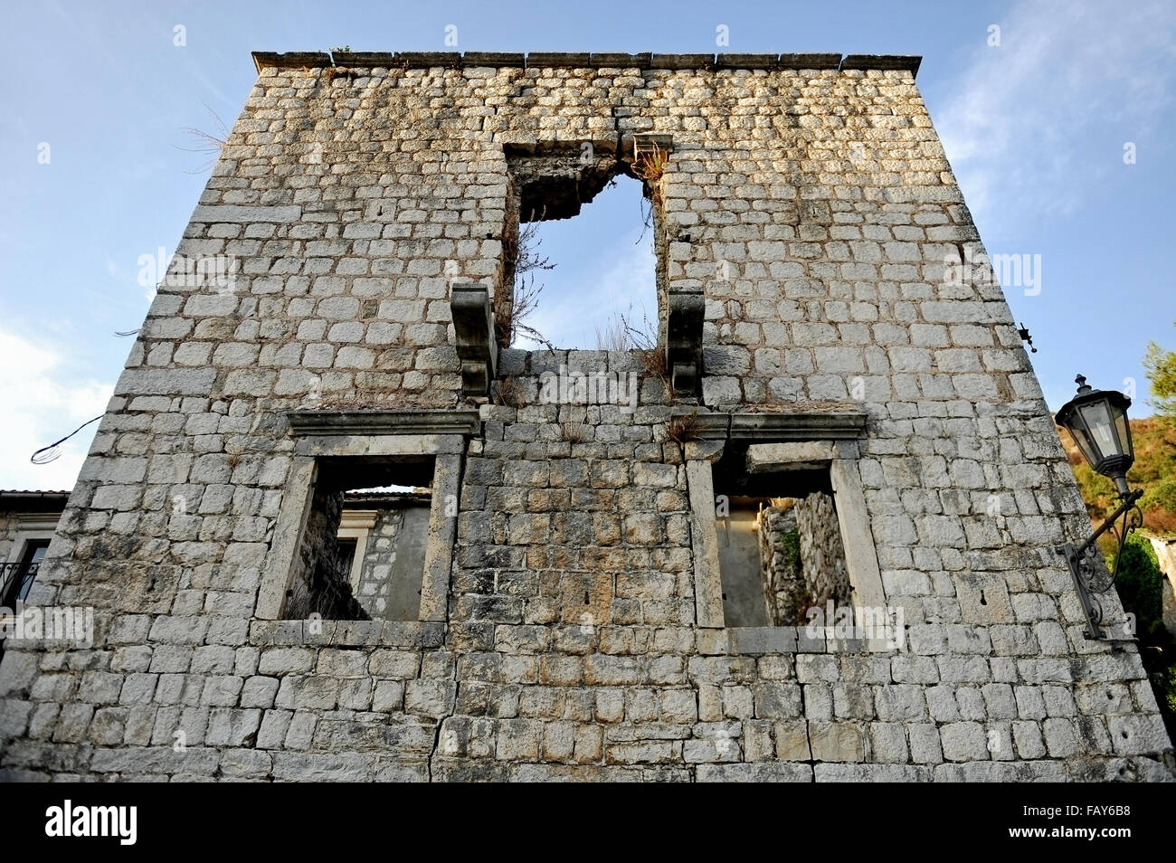 Detalle de la arquitectura shot con una vieja casa en ruinas de la fachada Foto de stock