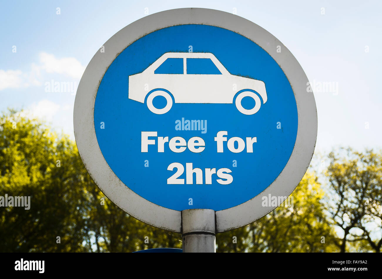 Parking anuncio explicando términos para aparcar el coche en una estación de servicio de autopista en UK Foto de stock