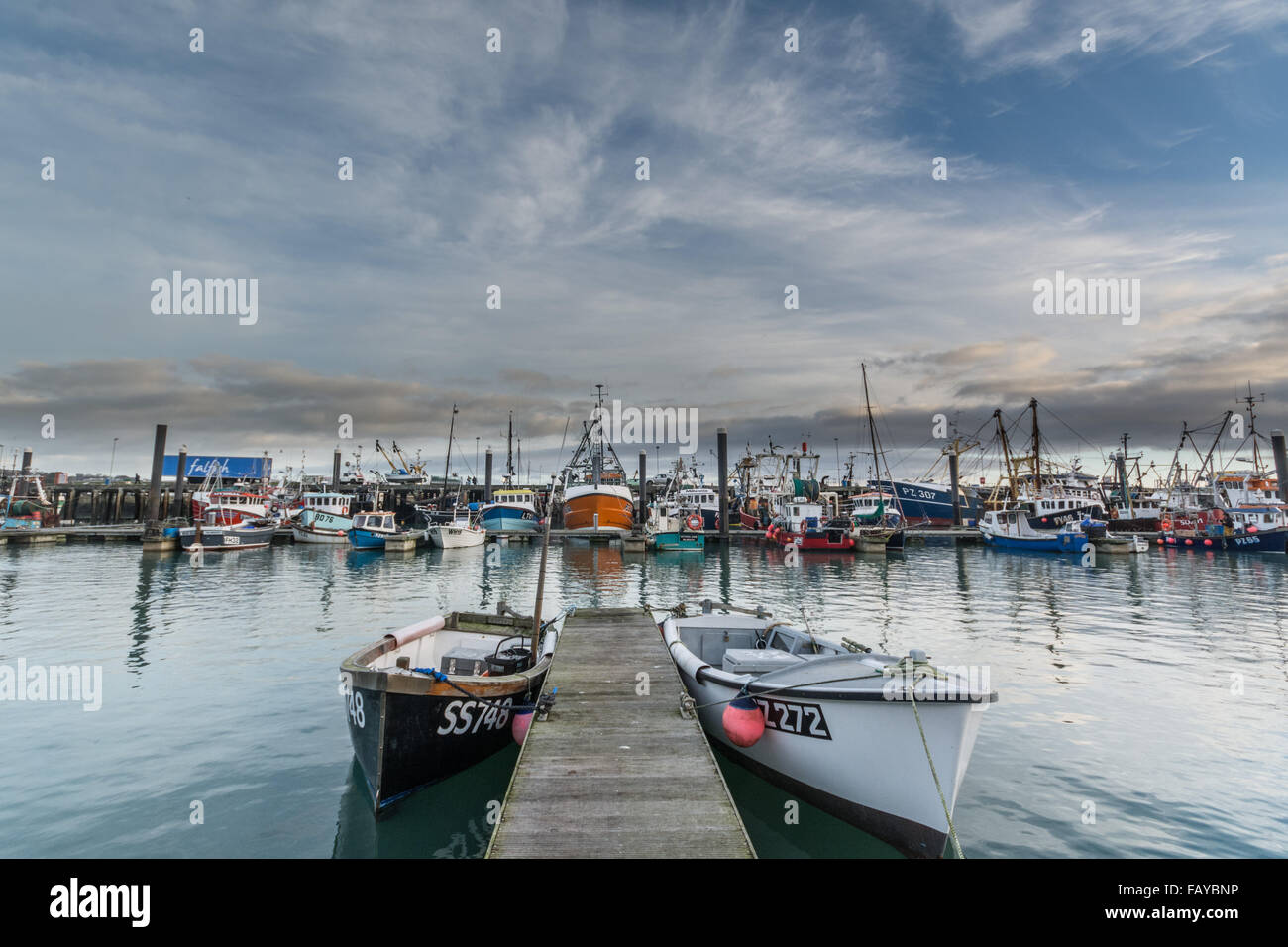Newlyn, Cornualles, en el Reino Unido. El 6 de enero de 2016. El clima del Reino Unido. La flota pesquera de Newlyn (como se muestra en el documental 'ITV actual cuentos Trawlerman' ) ha sido capaz de salir al mar esta semana, con los barcos estaban confinados a Harbor durante las recientes tormentas durante las Navidades y el Año Nuevo. Crédito: Simon Maycock/Alamy Live News Foto de stock