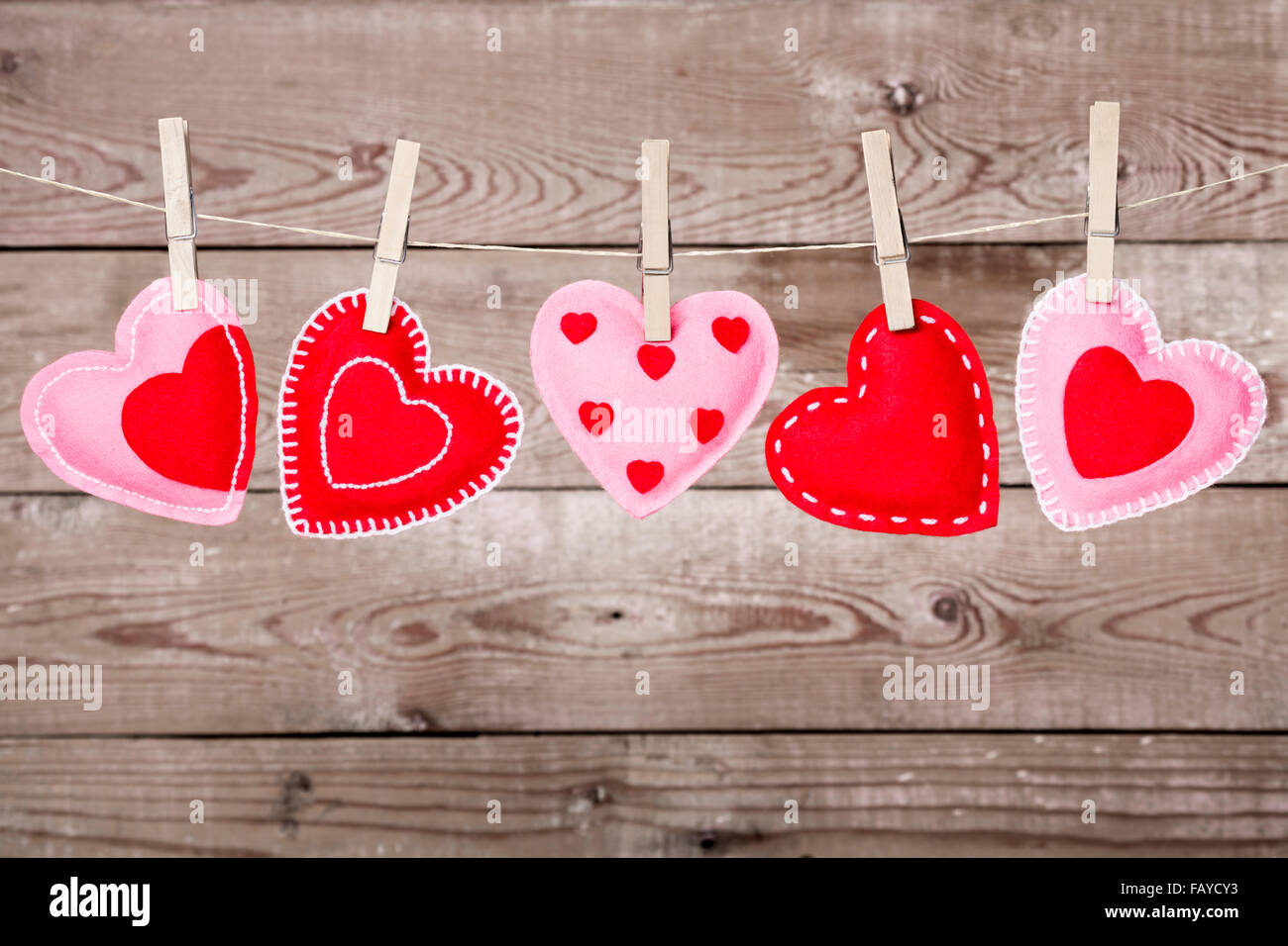 Tendedero con un lindo día de San Valentín corazones decoraciones sobre un fondo rústico. Foto de stock