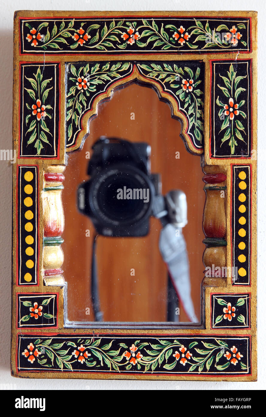 Un Espejo De Mano Antiguo Y Piedras Coloridas En él Imagen de archivo -  Imagen de mito, ficticio: 100274027