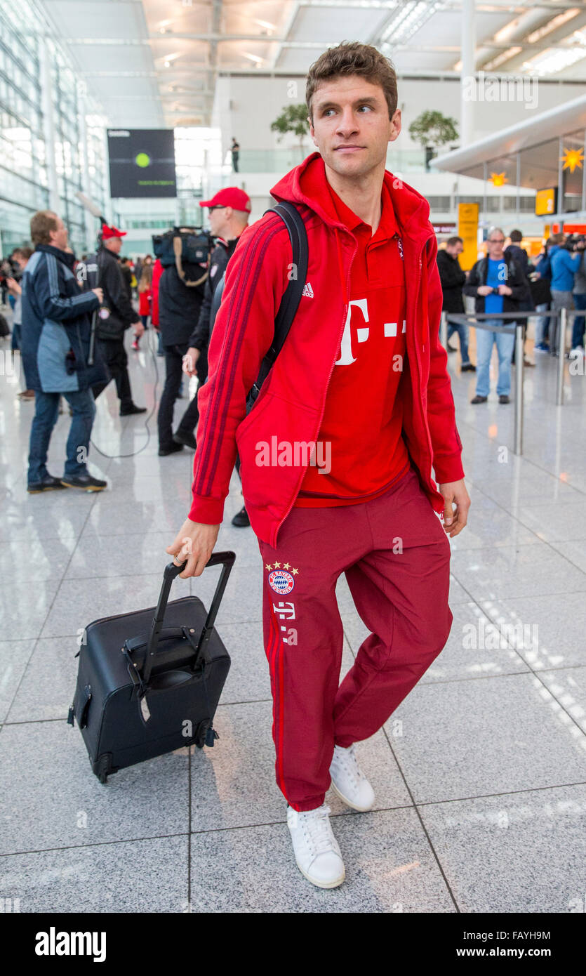 Munich, Alemania. 06Th ene, 2016. Thomas Mueller del FC Bayern de Múnich en  el aeropuerto de Munich en Munich, Alemania, 06 de enero de 2016. Él está  en el camino con su