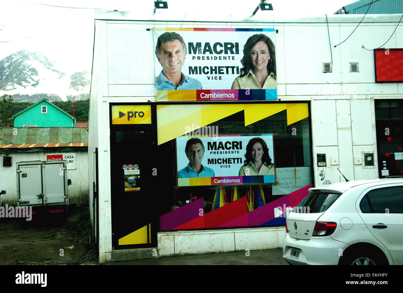 Cartel en Ushuaia muestra Mauricio Macri, ganador inesperado en la Argentina Elecciones presidenciales en noviembre de 2015, y su compañero de fórmula Gabriela Michetti Foto de stock