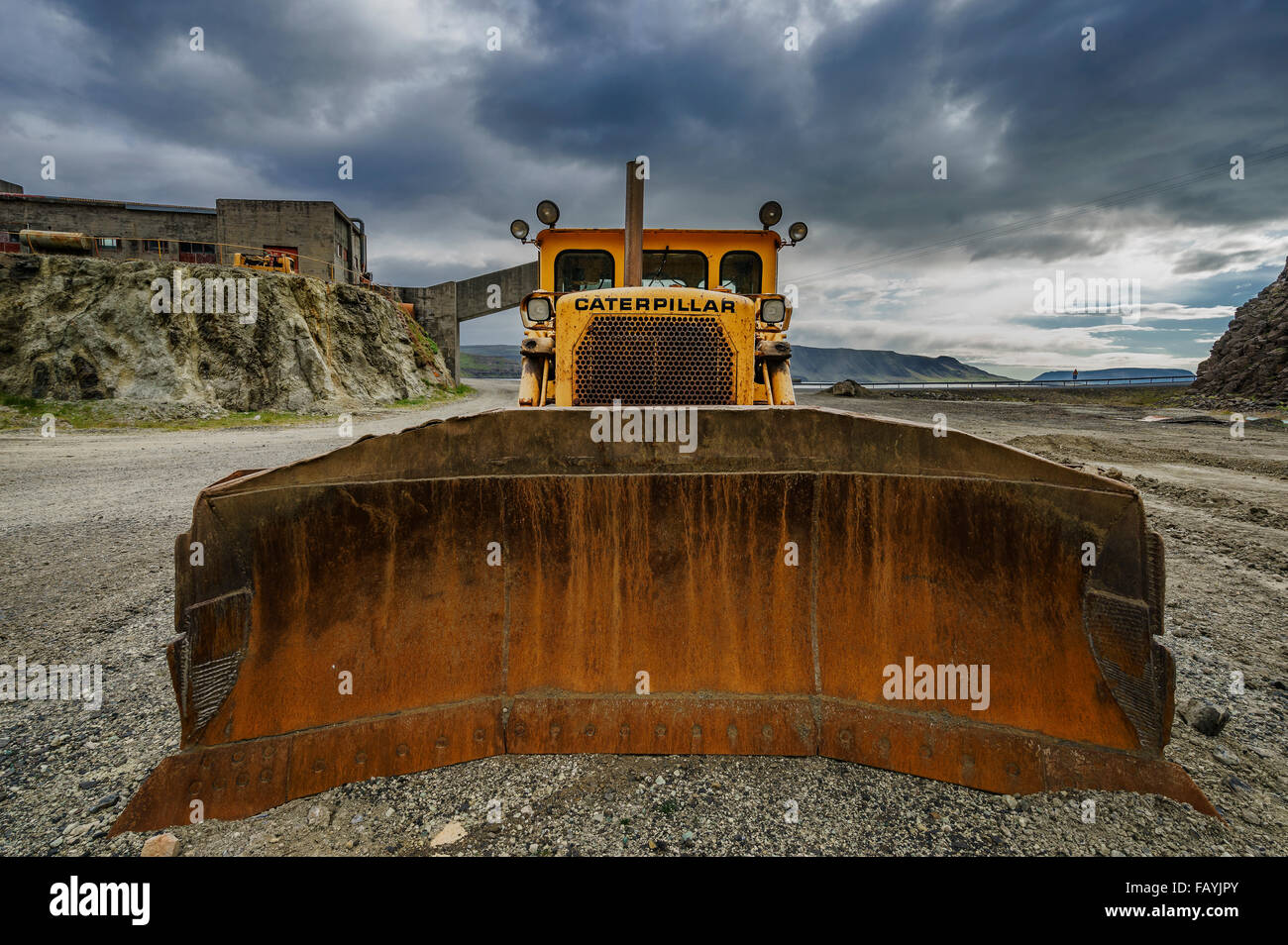 Vista frontal de un bulldozer en una cantera, Hvalfjordur, Islandia Foto de stock