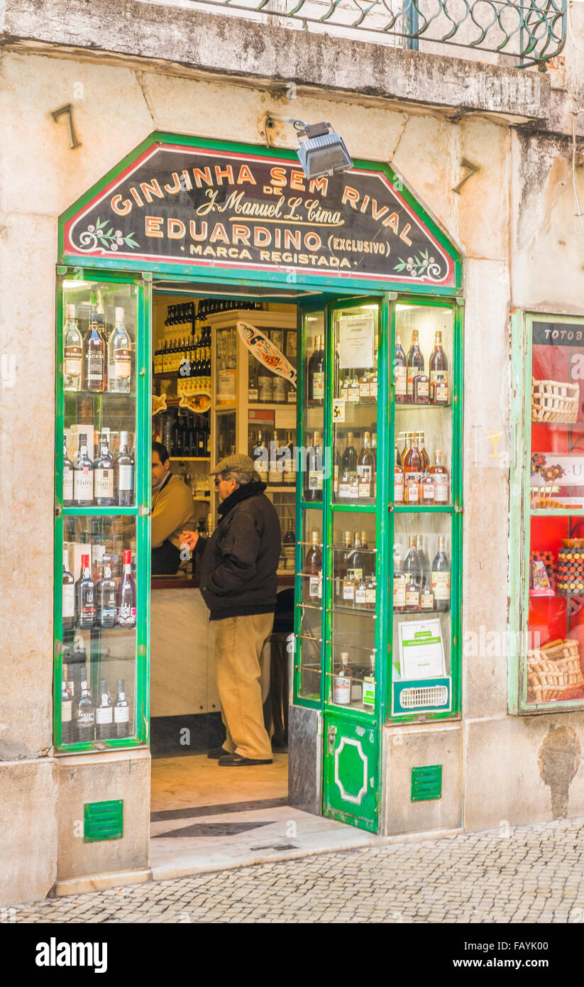 Licor de cereza típico bar, Lisboa, Portugal Fotografía de stock - Alamy