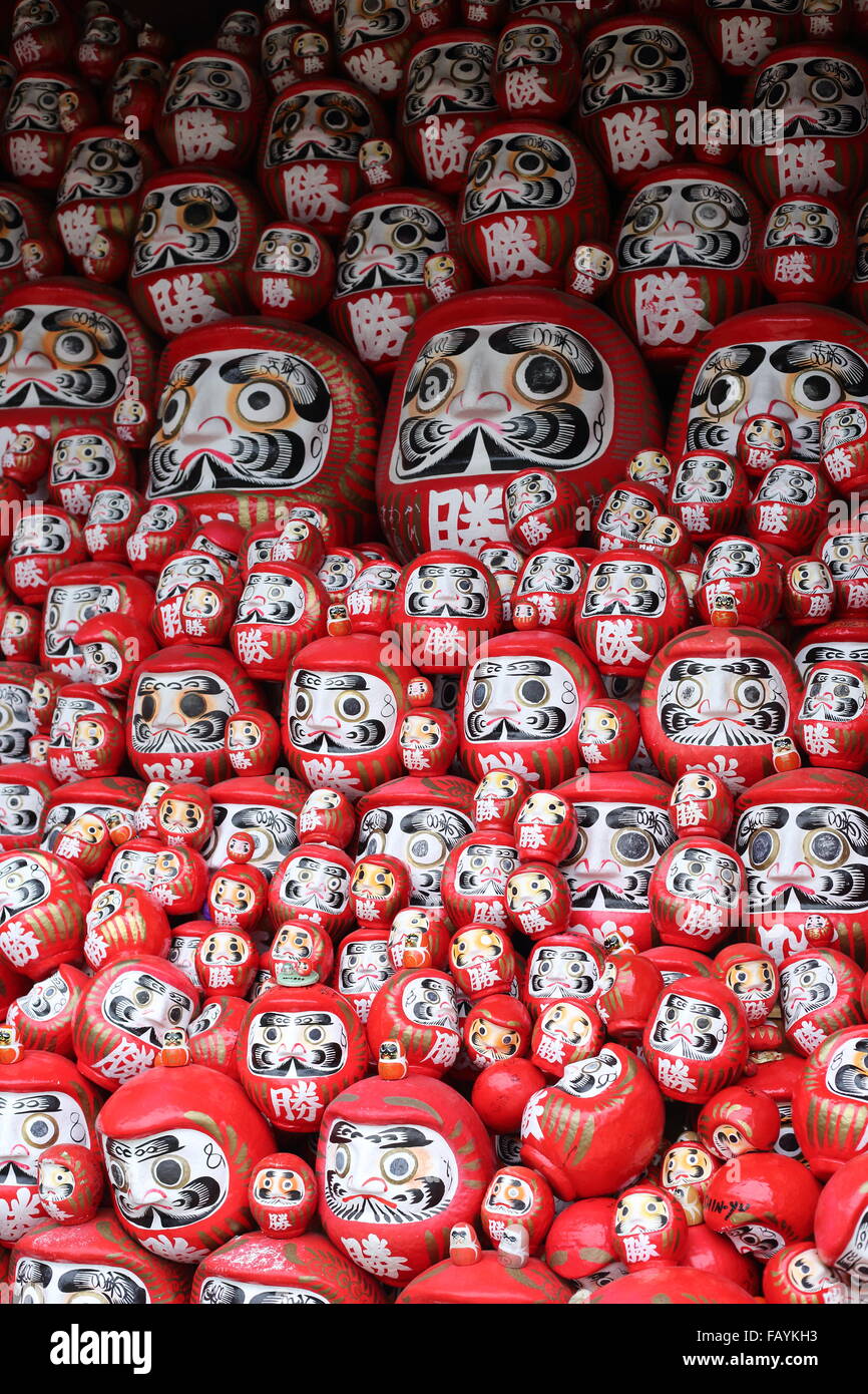 Daruma o pintadas de rojo muñeco de la buena suerte en Japón Foto de stock
