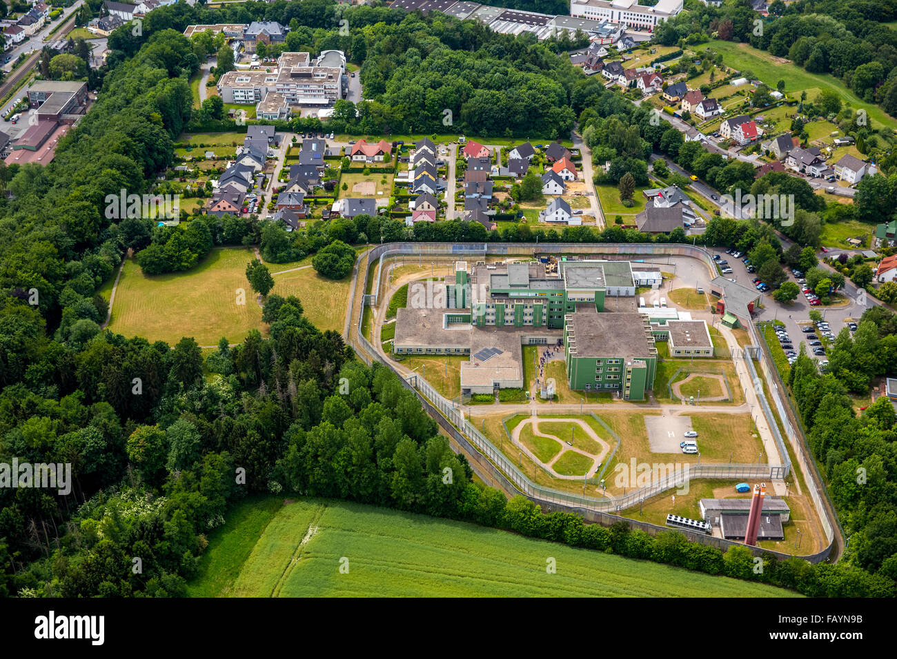 Vista aérea, Justicia Fröndenberg hospital, el hospital de la prisión, los muros de la cárcel, patio de juego, Fröndenberg, área de Ruhr, Foto de stock