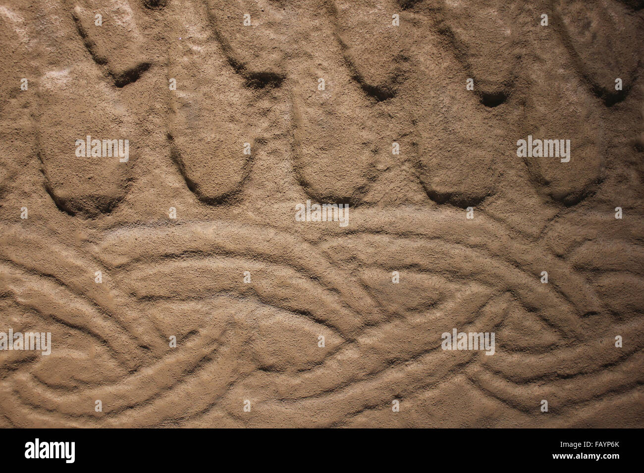 Interwoven Detalle de diseño en una réplica Viking "Hogback" lápida que data del siglo 10 o 11, al oeste de Kirkby, Wirral Foto de stock