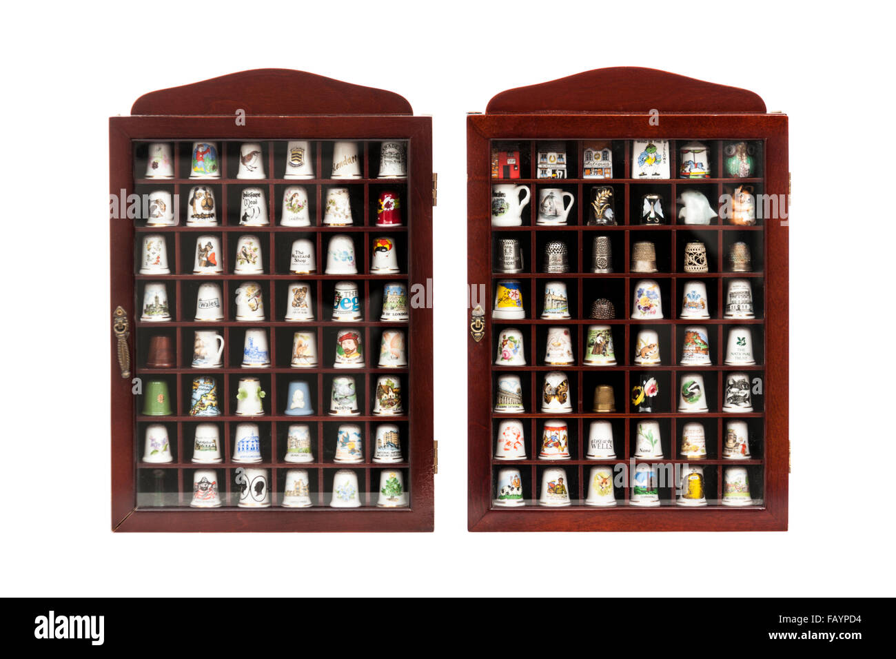 Gran colección de dedales en vitrinas de madera Fotografía de stock - Alamy
