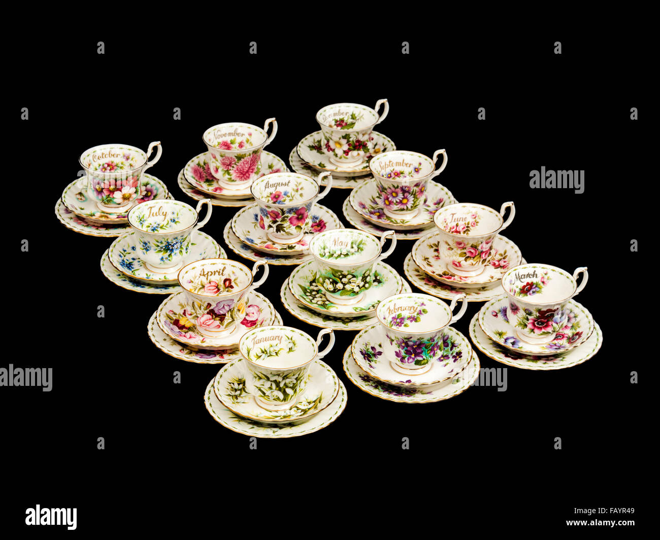 Conjunto completo de porcelana Royal Albert vintage 'Flores del mes' las tazas y los platillos con las placas laterales (tríos) de 1970 Foto de stock