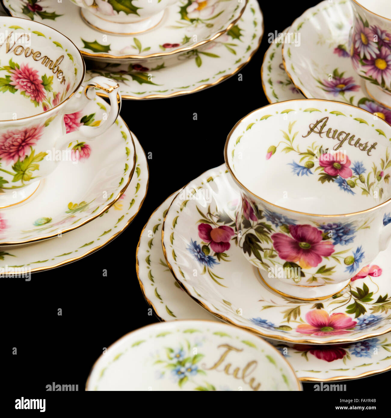 Conjunto completo de porcelana Royal Albert vintage 'Flores del mes' las  tazas y los platillos con las placas laterales (tríos) de 1970 Fotografía  de stock - Alamy