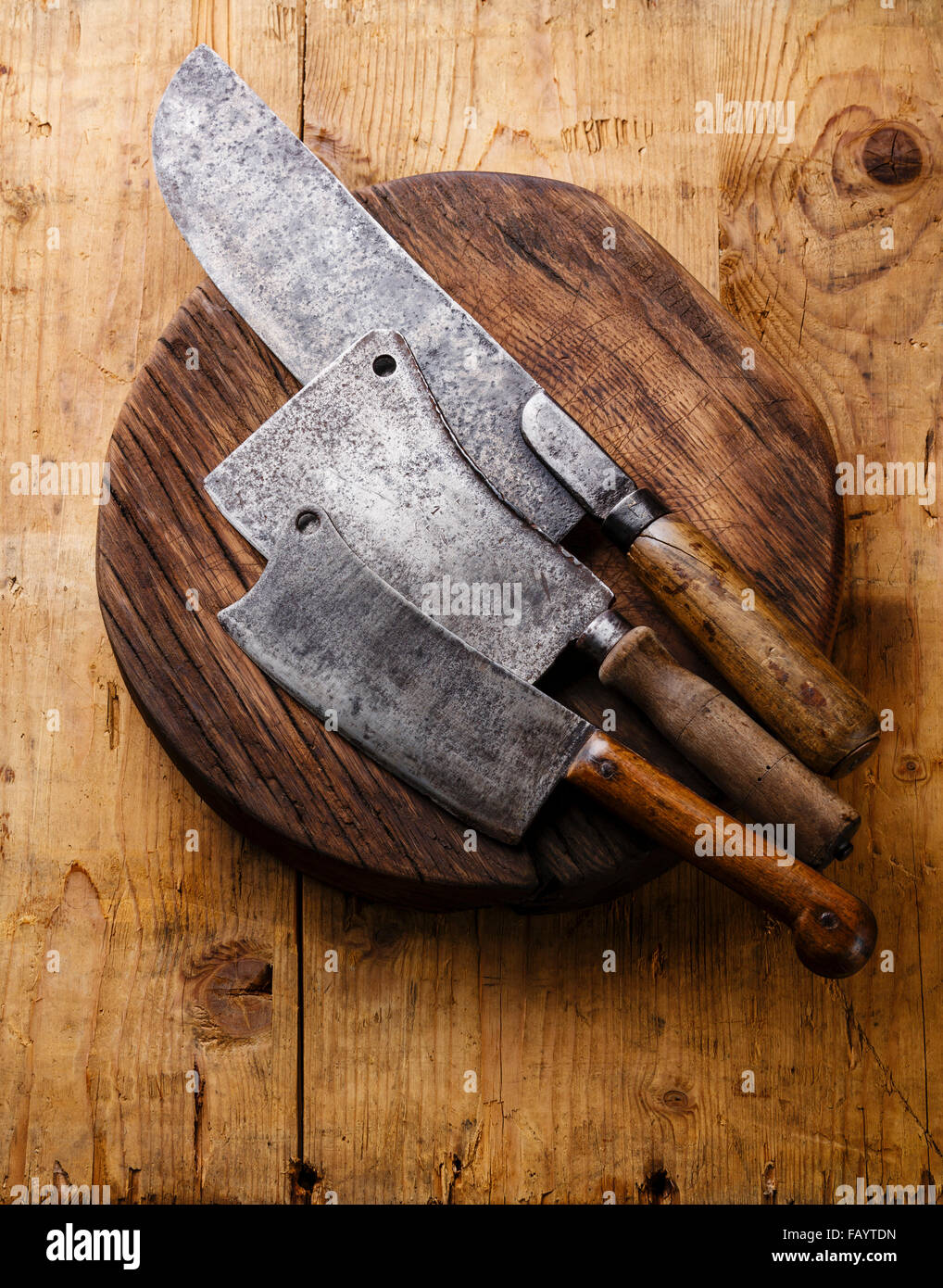 Posesión atómico Es una suerte que Cuchillos de CARNICERO carnicero grandes cuchillos de chef en una tabla de  cortar el bloque sobre fondo de madera Fotografía de stock - Alamy