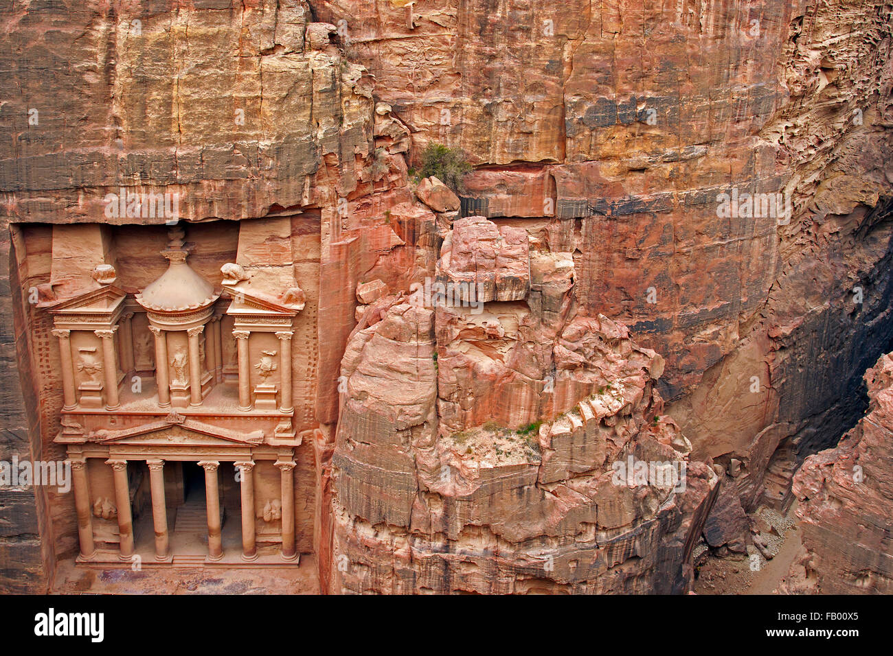 Al Khazneh / El Tesoro, esculpido en una roca arenisca en la antigua ciudad de Petra, en el sur de Jordania Foto de stock