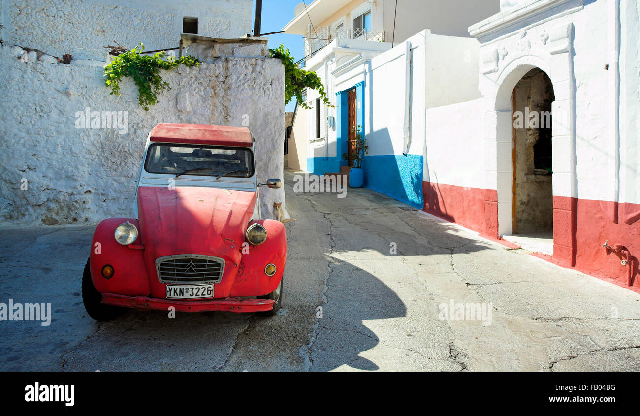 En la aldea de coche viejo Citroen Koskinou, la isla de Rodas, Grecia Foto de stock