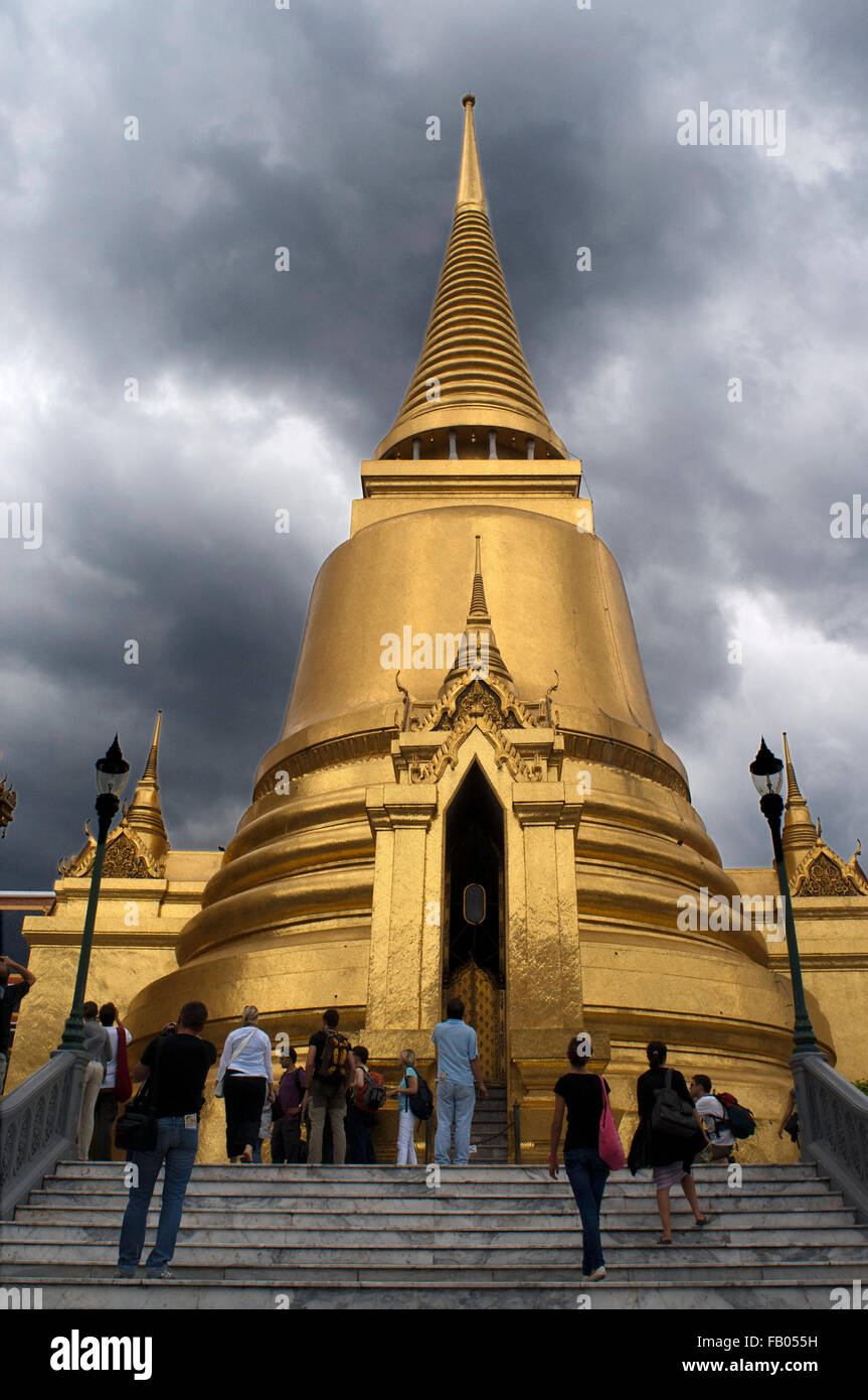 Estupa dorada y piedra Tutor Wat Phra Kaew cerca del Gran Palacio Real de Bangkok, Tailandia. Guardián gigante en frente de Phra Sri Foto de stock