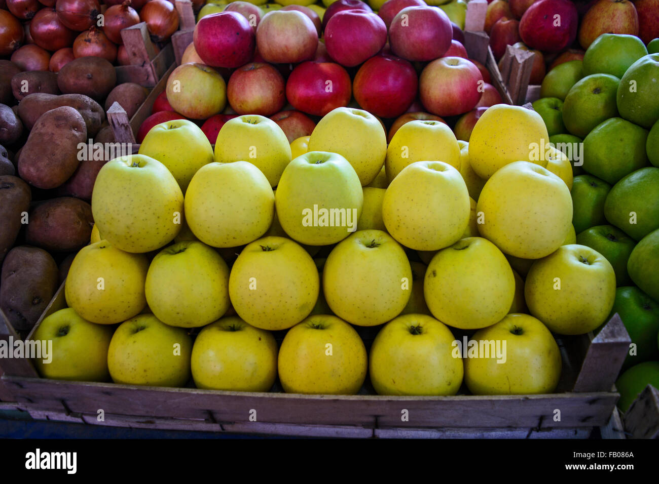 Verde, rojo y amarillo de manzanas en el mercado interno. Foto de stock