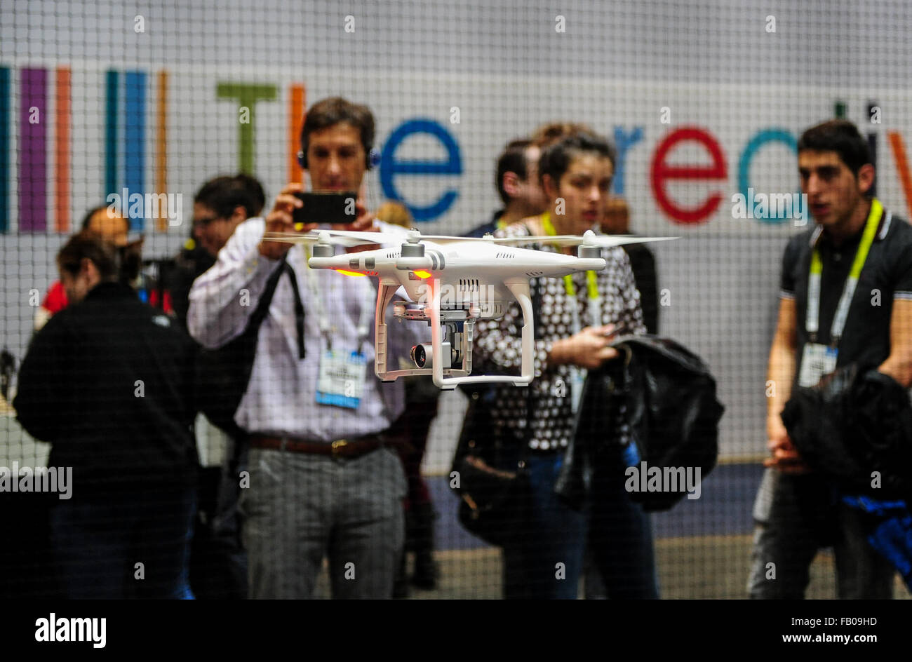 Las Vegas, EE.UU. El 6 de enero, 2016. Un participante utiliza 'fantasma' 3 zumbido producido por basada en Shenzhen Da-jiang innovaciones (DJI) en el día de la inauguración de la Consumer Electronic Show (CES) en Las Vegas, Estados Unidos, 6 de enero, 2016. Durante el CES de este año, el bazar anual de los últimos aparatos electrónicos y la tecnología que se celebra en Las Vegas, miles de empresas de todo el mundo exhibirán sus state-of-the-art novedades del consumidor. Crédito: Zhang Chaoqun/Xinhua/Alamy Live News Foto de stock