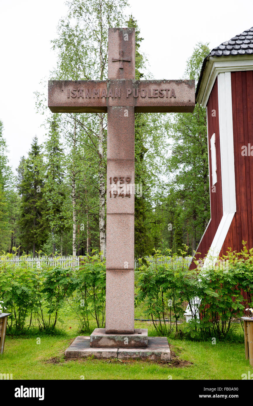 Cruz de piedra Memorial en el cementerio de veteranos de la II Guerra Mundial en Kolari, Finlandia Foto de stock