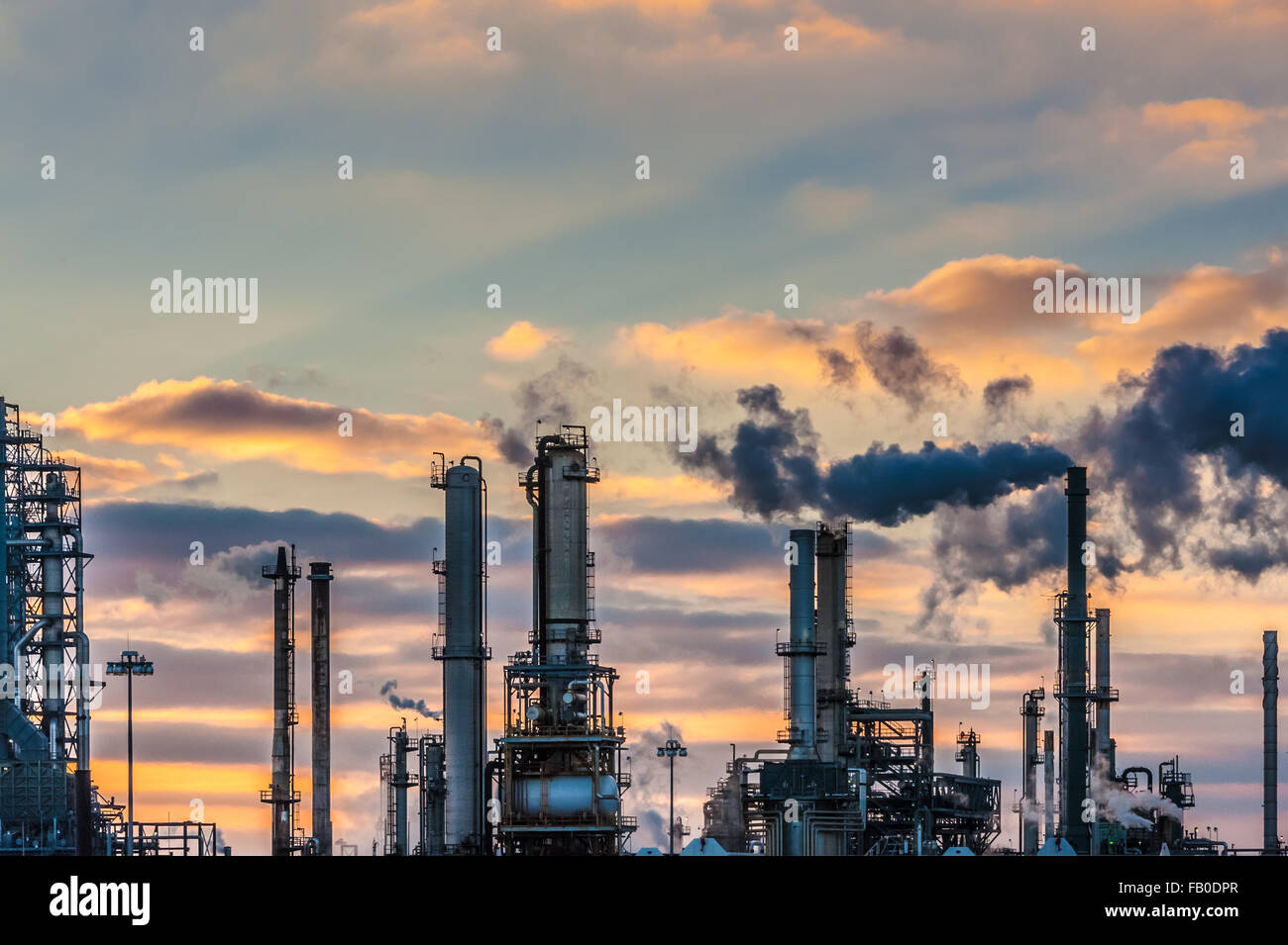 Valero, la refinería de petróleo contra un espectacular atardecer cielo en Memphis, Tennessee, EE.UU. Foto de stock