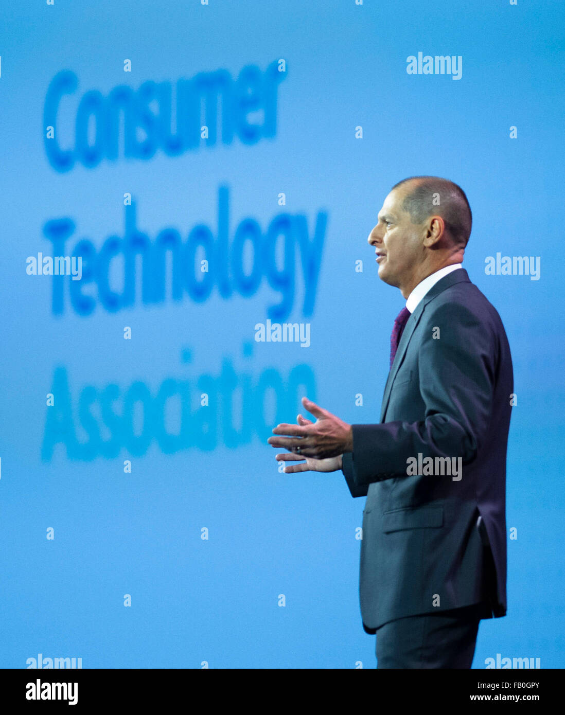 Las Vegas, EE.UU. El 6 de enero, 2016. Gary Shapiro, presidente y CEO de la Asociación de Tecnología de consumo, pronuncia un discurso durante el Consumer Electronic Show (CES) en Las Vegas, Estados Unidos, 6 de enero, 2016. El CES 2016 abrió el miércoles en Las Vegas, Nevada, abarcando la mayor exhibición en el show de piso de 49 años de historia, con más de 20.000 nuevos productos. Crédito: Yang Lei/Xinhua/Alamy Live News Foto de stock