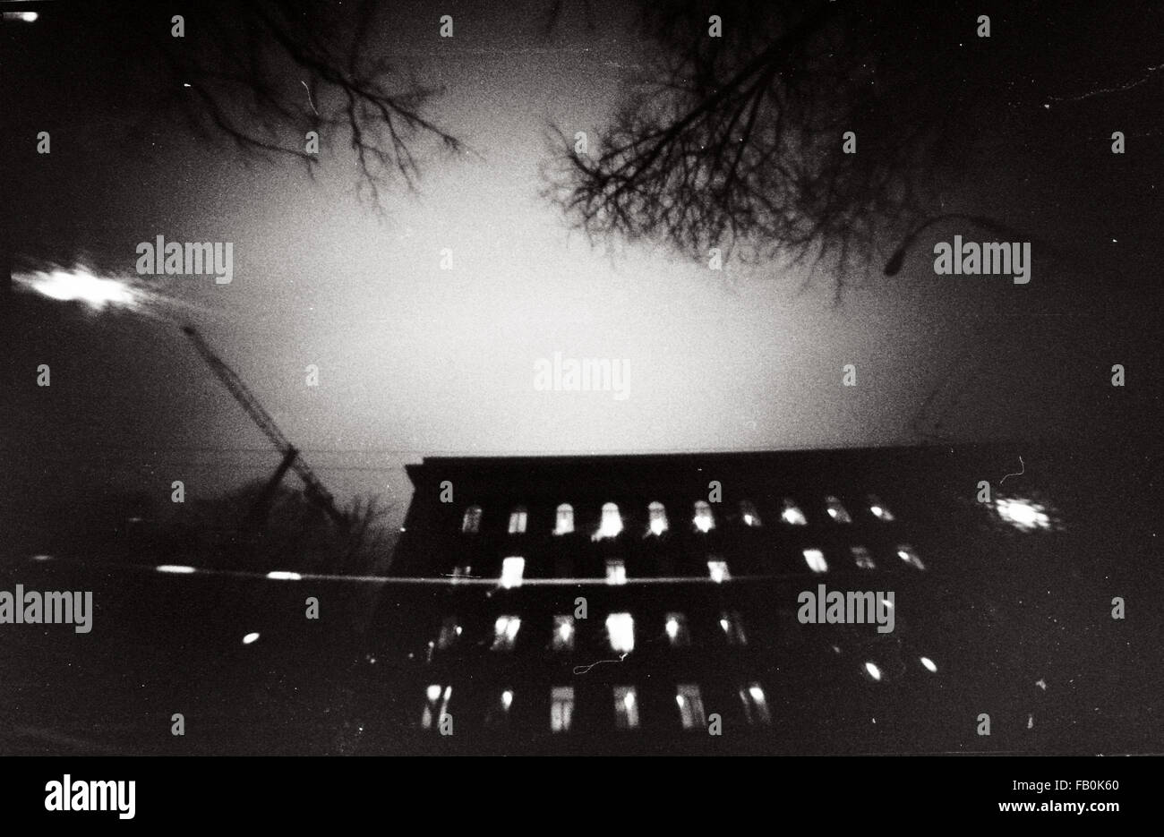 Lo-Fi fotografía cinematográfica estilo escena nocturna. Mucho grano, arañazos y polvo. Foto de stock
