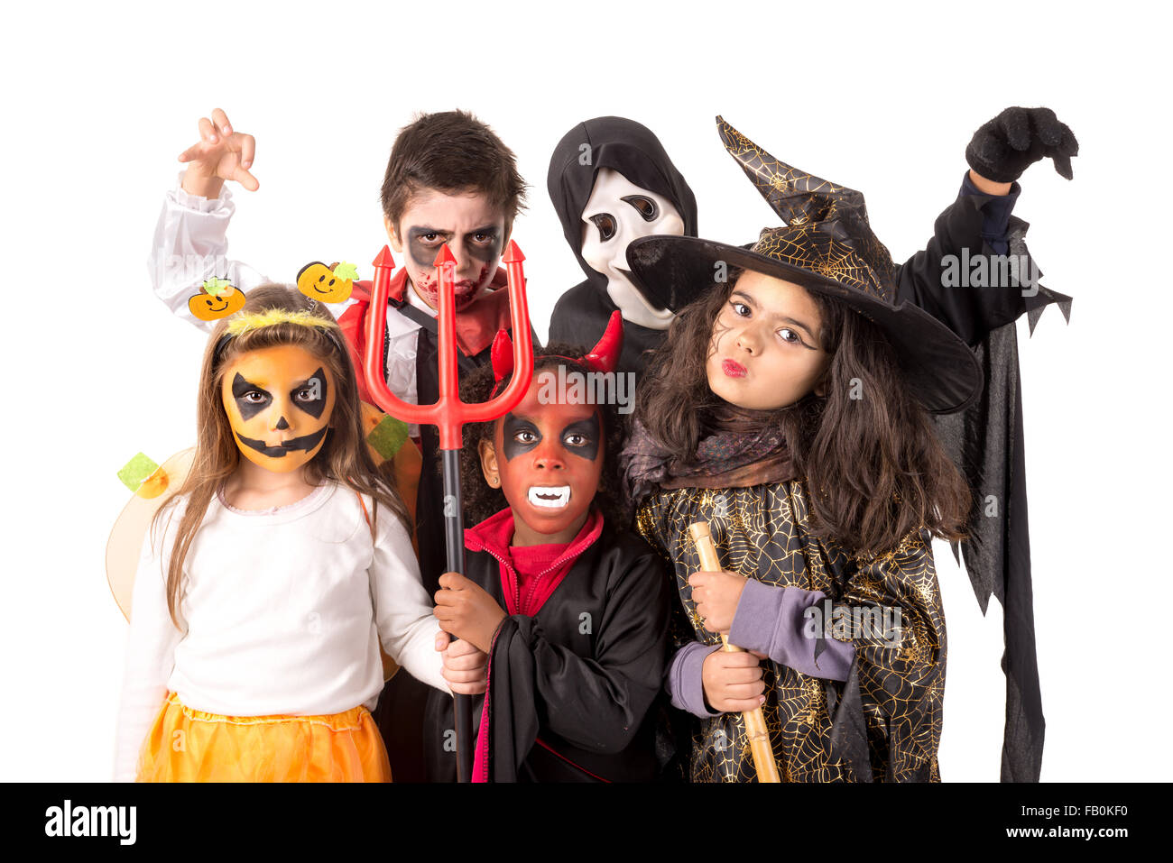 Grupo de chicos con la pintura facial y disfraces de Halloween Foto de stock