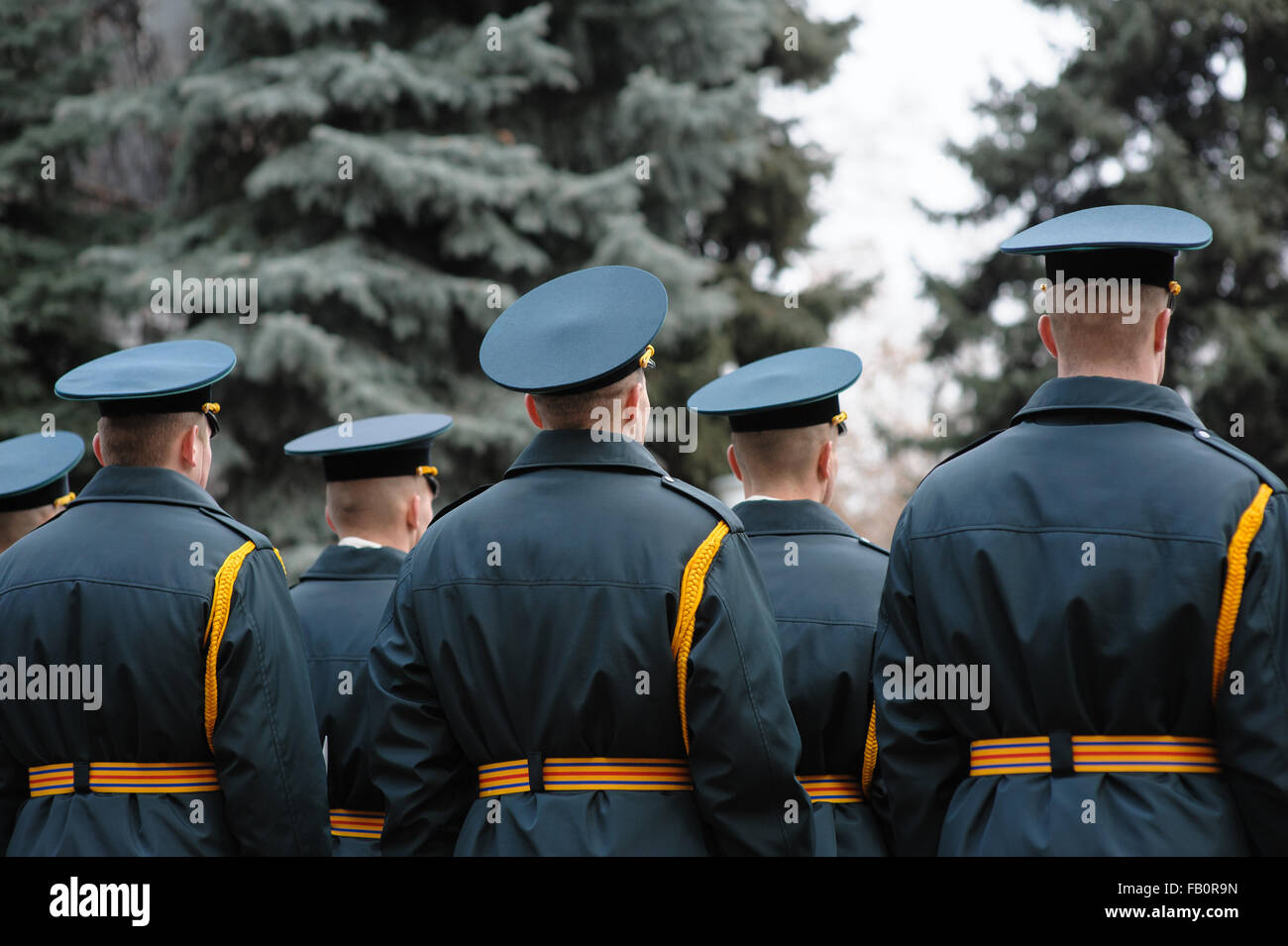 Soldados vestidos en uniformes desfile Foto de stock