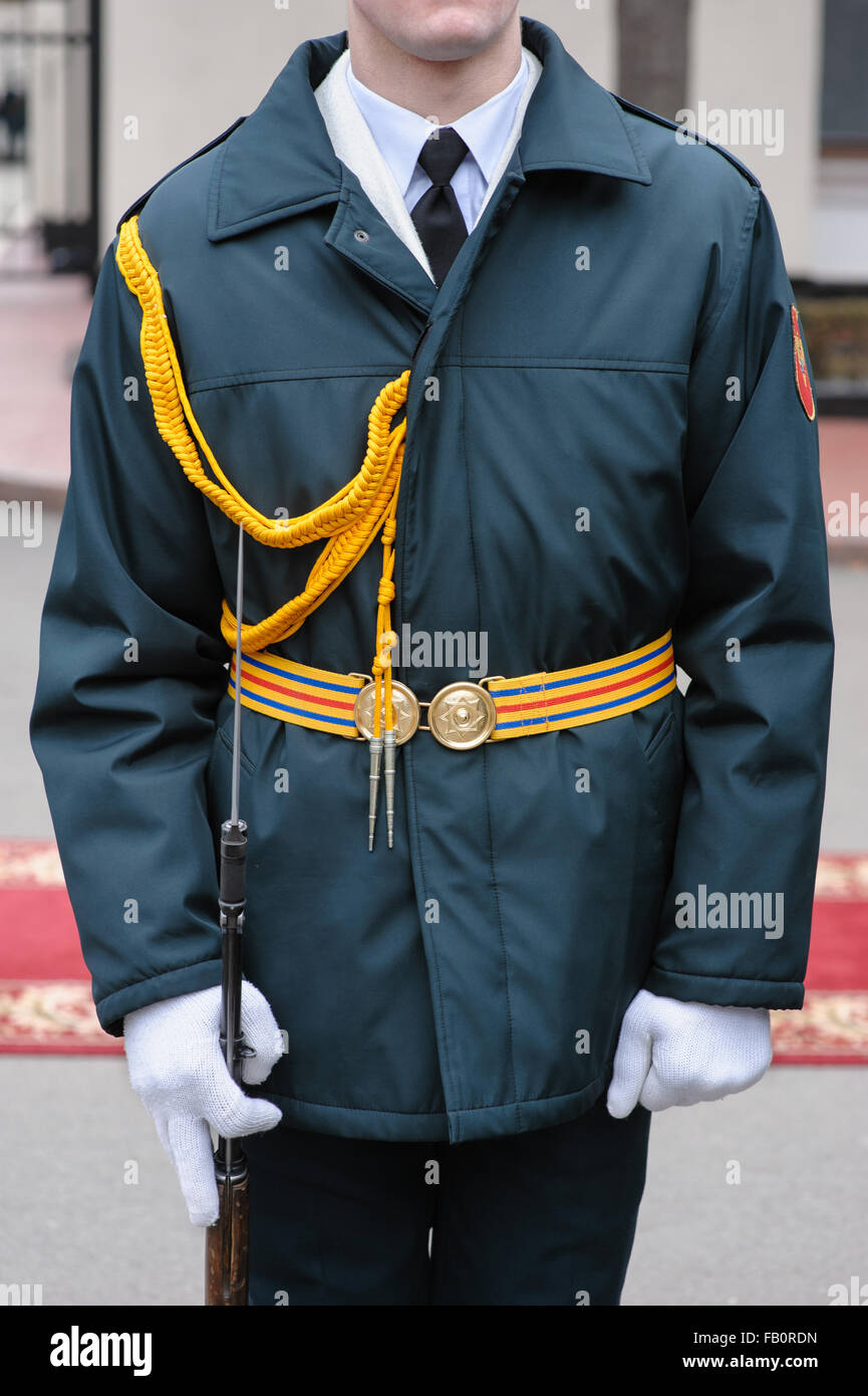 Un soldado vestido de uniforme de desfile Foto de stock