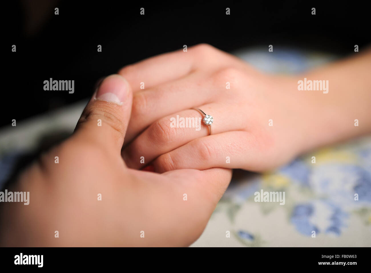 Pareja comprometida manos fotografías e imágenes de alta resolución - Alamy