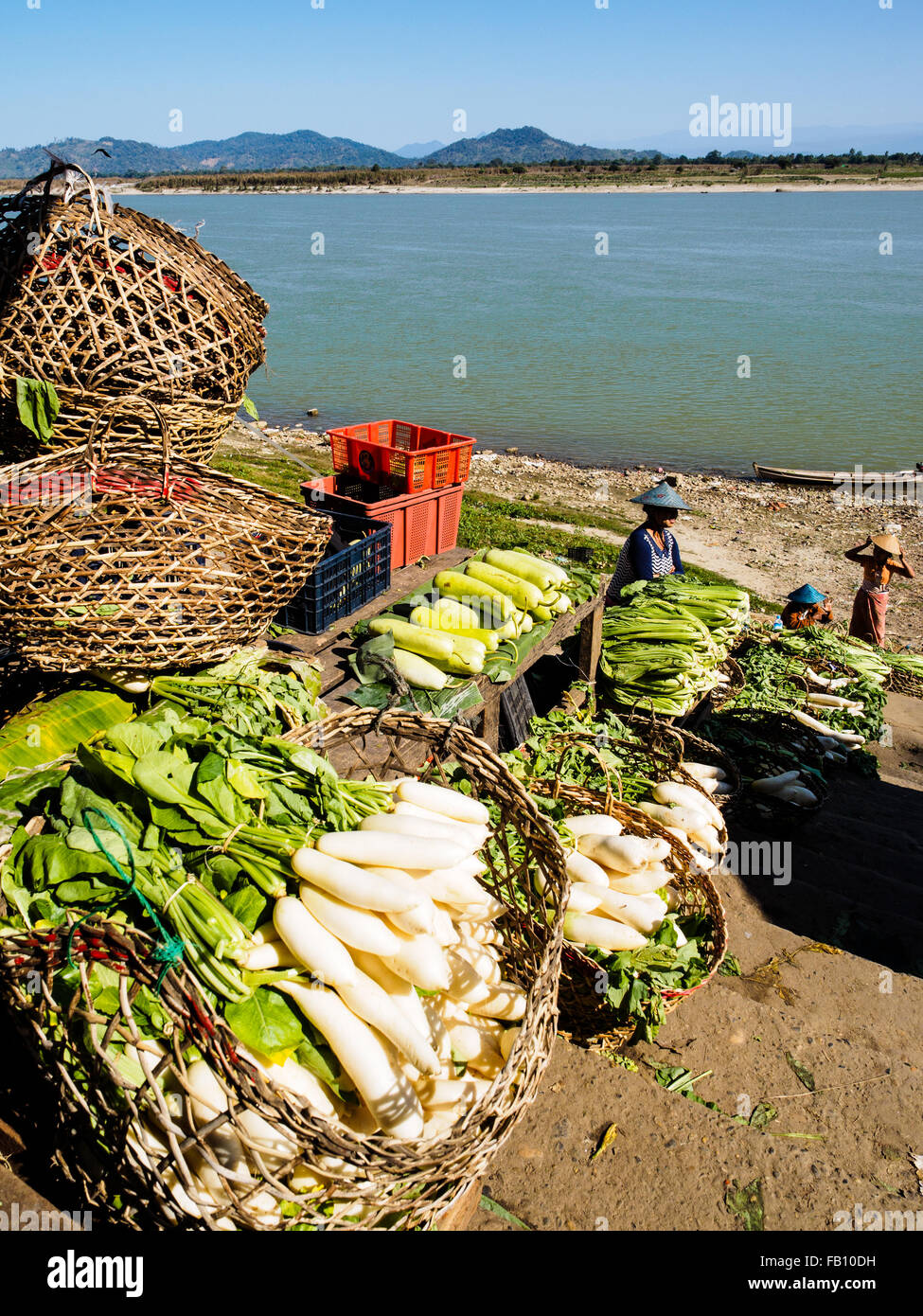 Calado vegetal en la orilla principal mercado de Myitkyina. Foto de stock