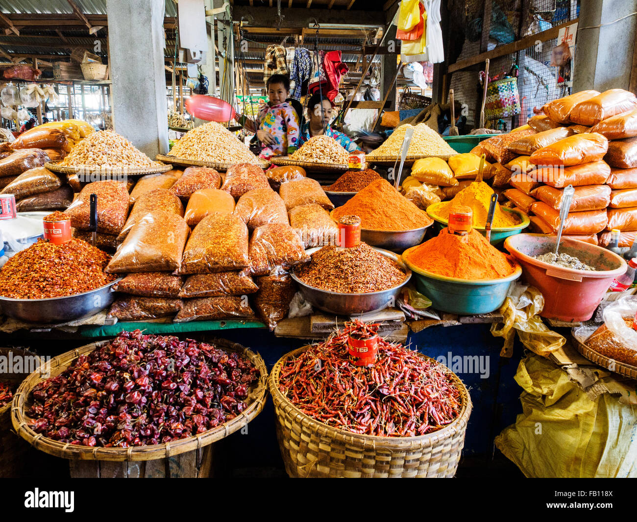 Una tienda de especias en el mercado de Myitkyina Foto de stock