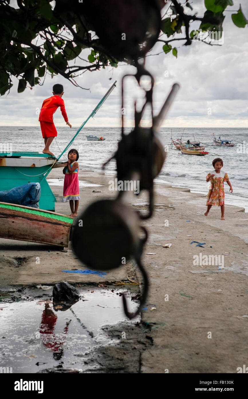 Niños jugando en la playa de la aldea de Malabro en Bengkulu, una ciudad en la costa oeste de Sumatra frente al Océano Índico. Imagen de archivo. Foto de stock