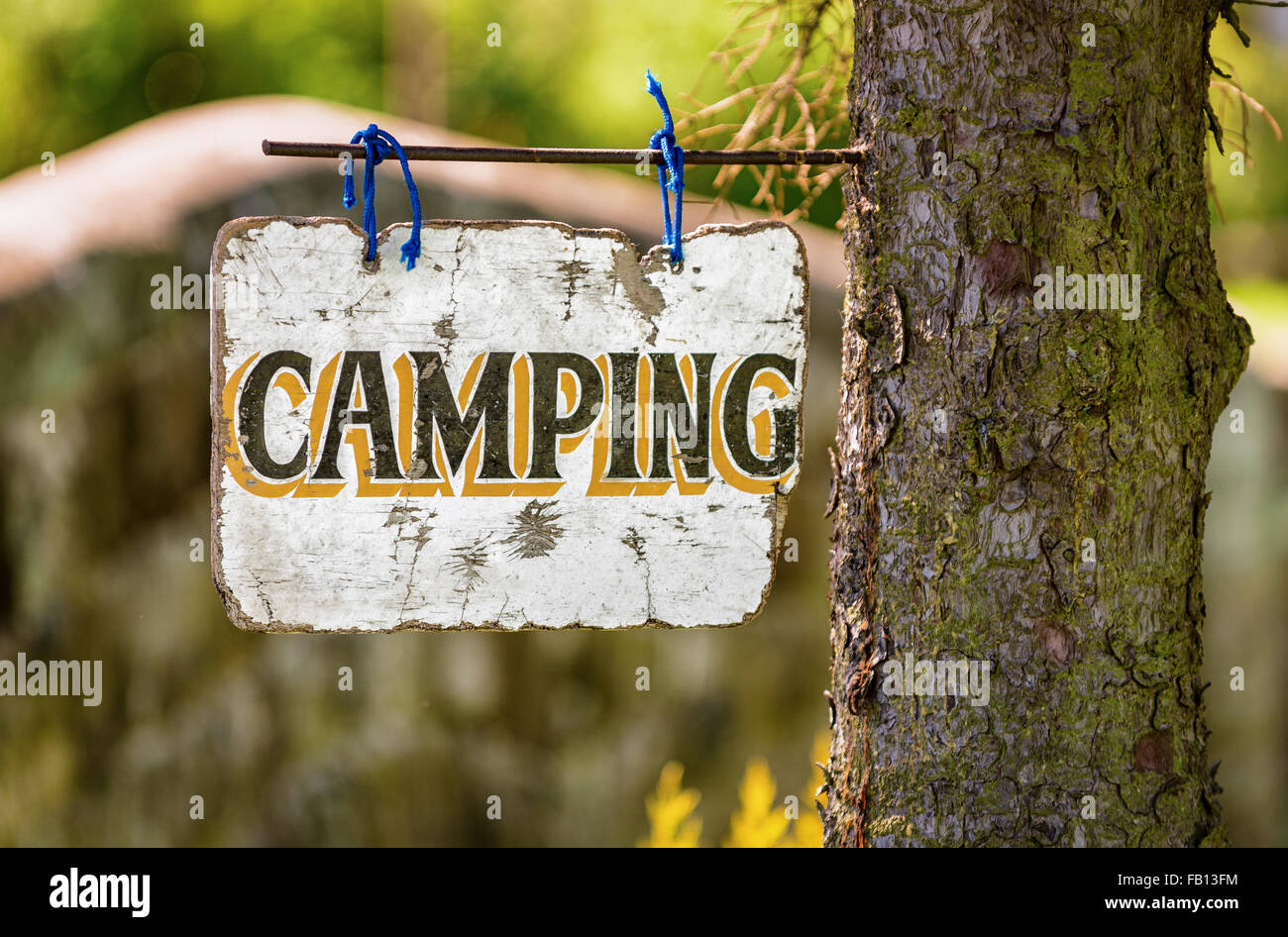 Un descolorido cartel anuncia un campo camping. Foto de stock
