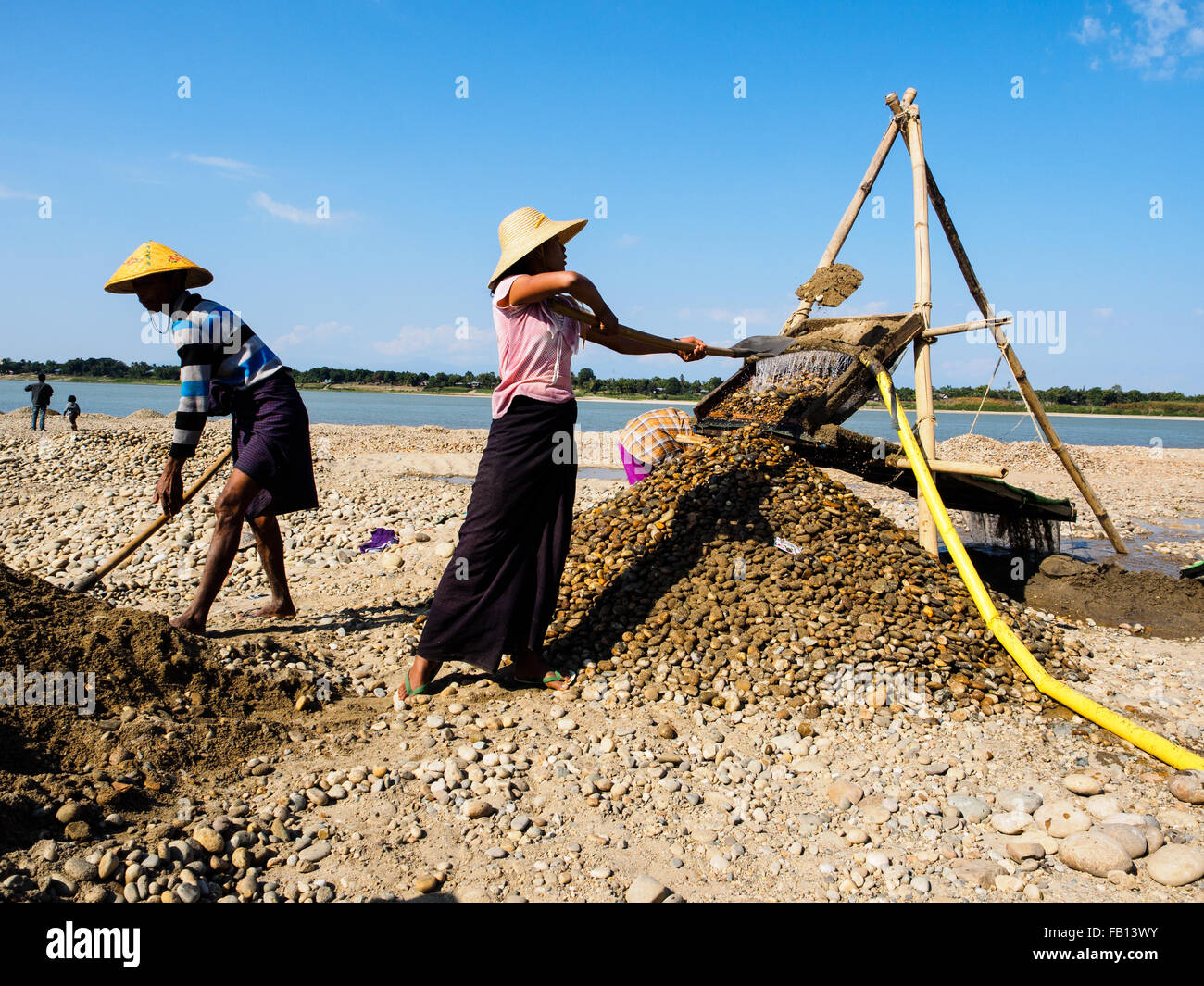 La población local está buscando oro en la ribera de Myitkyina. Foto de stock