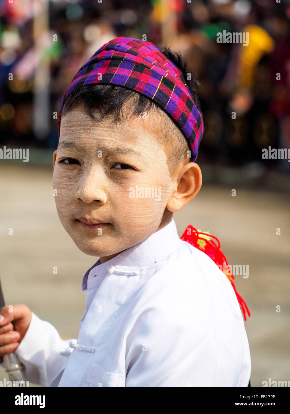 Un muchacho en el Baile Manau, ceremonia tradicional de Kachin personas para celebrar el Día Nacional de Kachin de Myitkyina, Myanmar Foto de stock