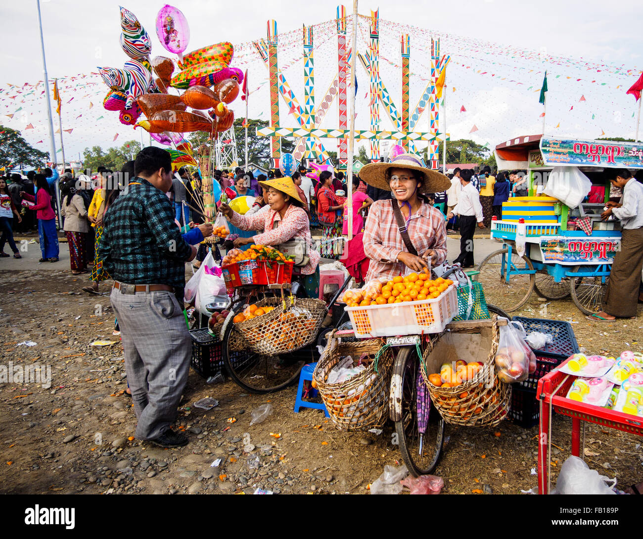 Los vendedores ambulantes en Manau Danza, ceremonia tradicional de Kachin personas para celebrar el Día Nacional de Kachin de Myitkyina, Myanmar Foto de stock