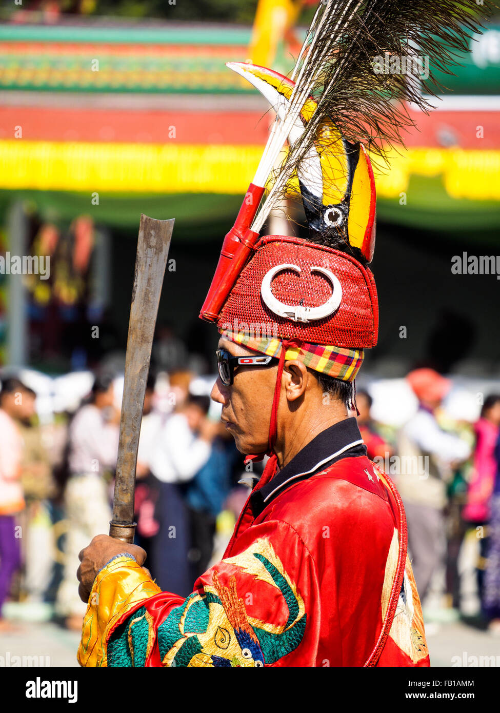 Danza Manau, ceremonia tradicional de Kachin personas para celebrar el Día Nacional de Kachin de Myitkyina, Myanmar Foto de stock