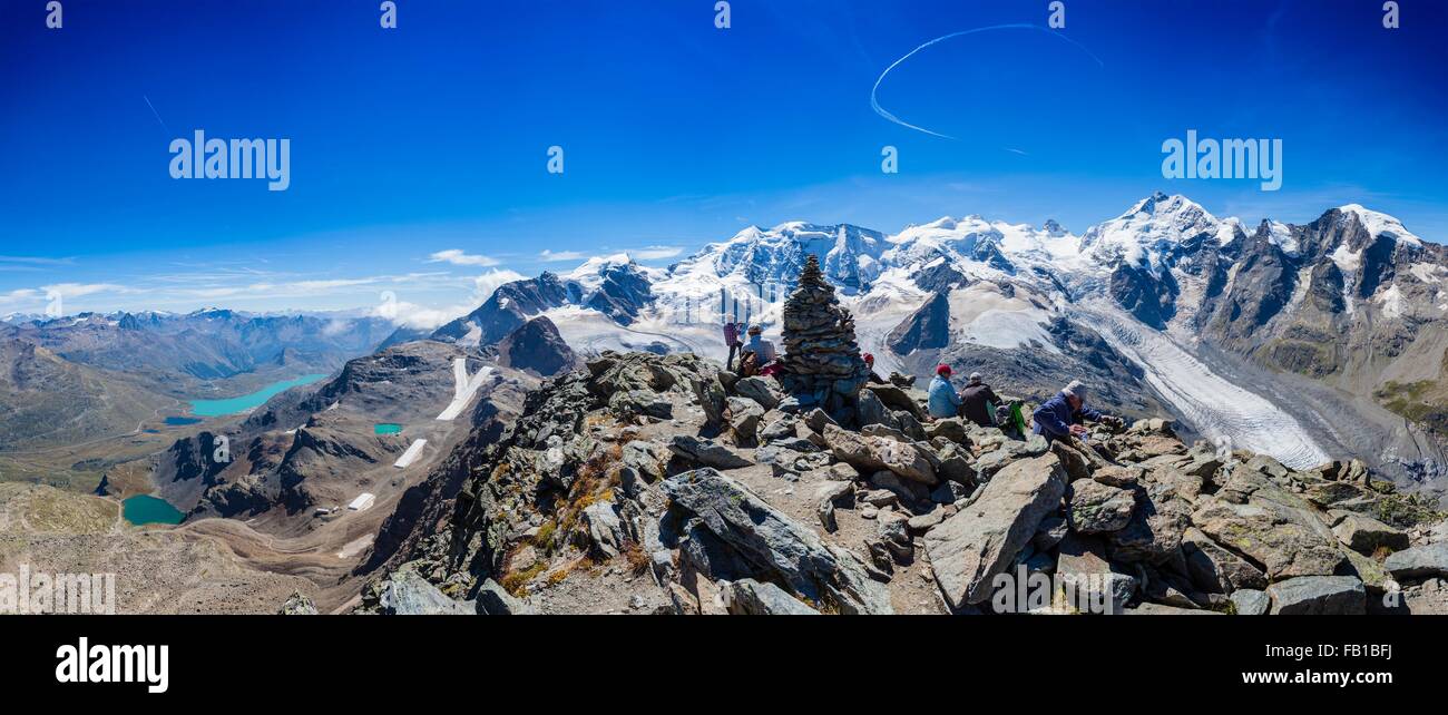 Vista panorámica del monte Pers y picos nevados, Engadin, Suiza Foto de stock