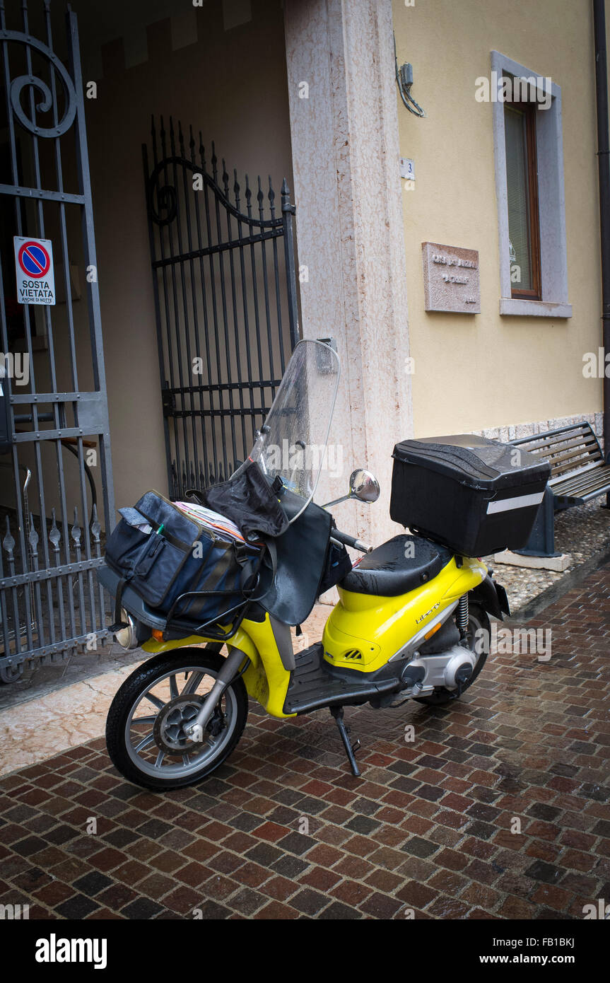 Liberty scooter estacionado en una calle de una ciudad en el Lago de Garda, Italia. Foto de stock