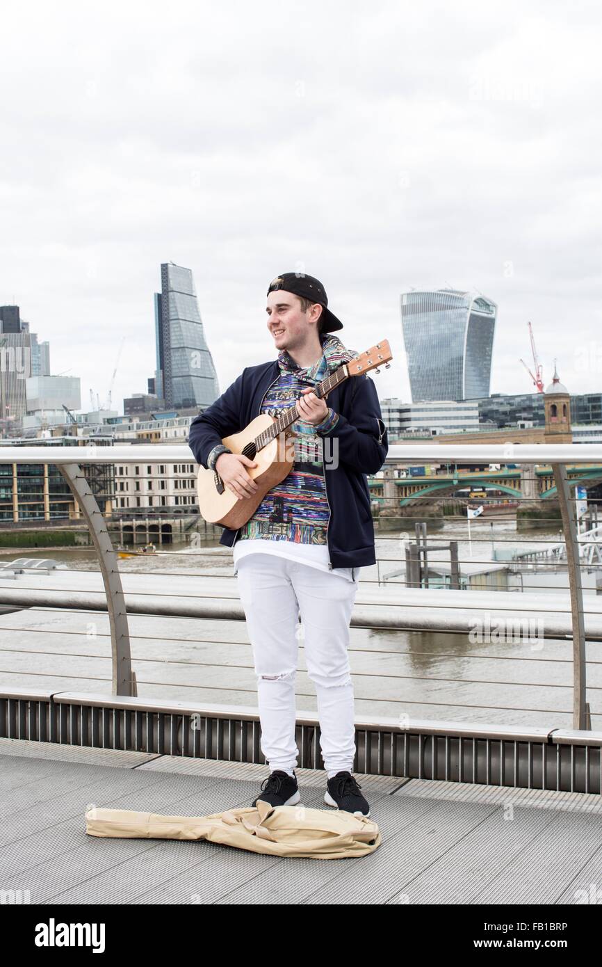 Joven busking en Puente del Milenio, Londres, Reino Unido. Foto de stock