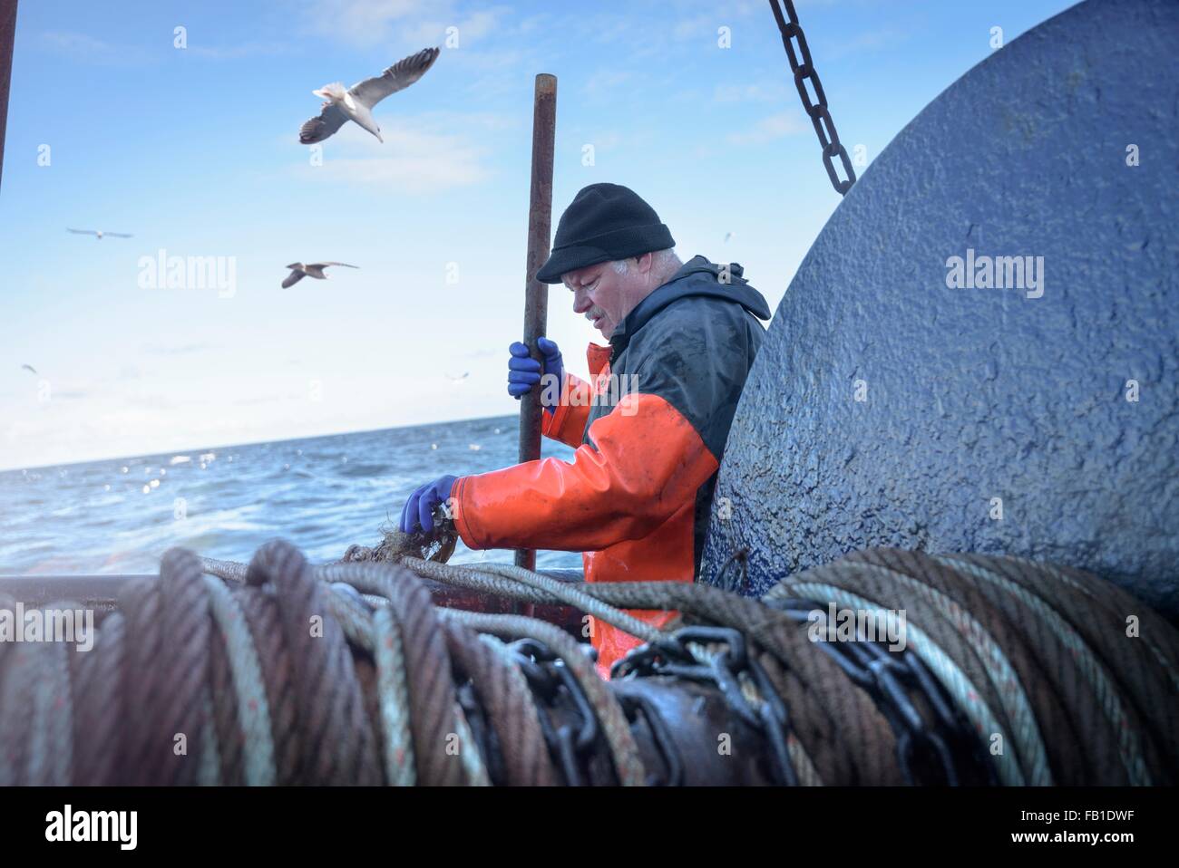 Pescador arrastrero net en preparación Foto de stock