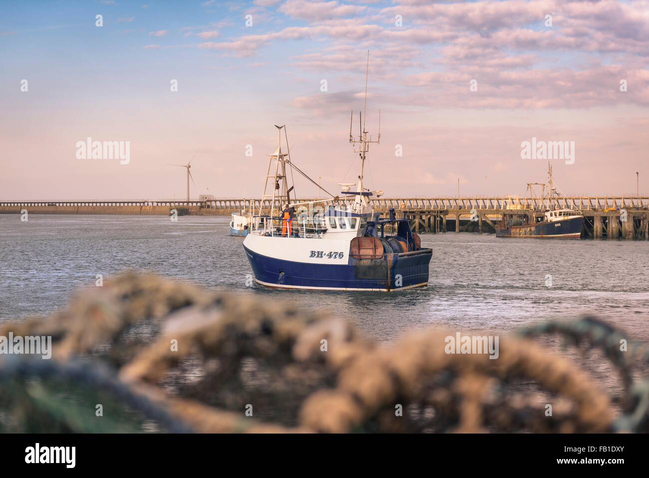 La pesca de arrastre en el puerto al amanecer Foto de stock