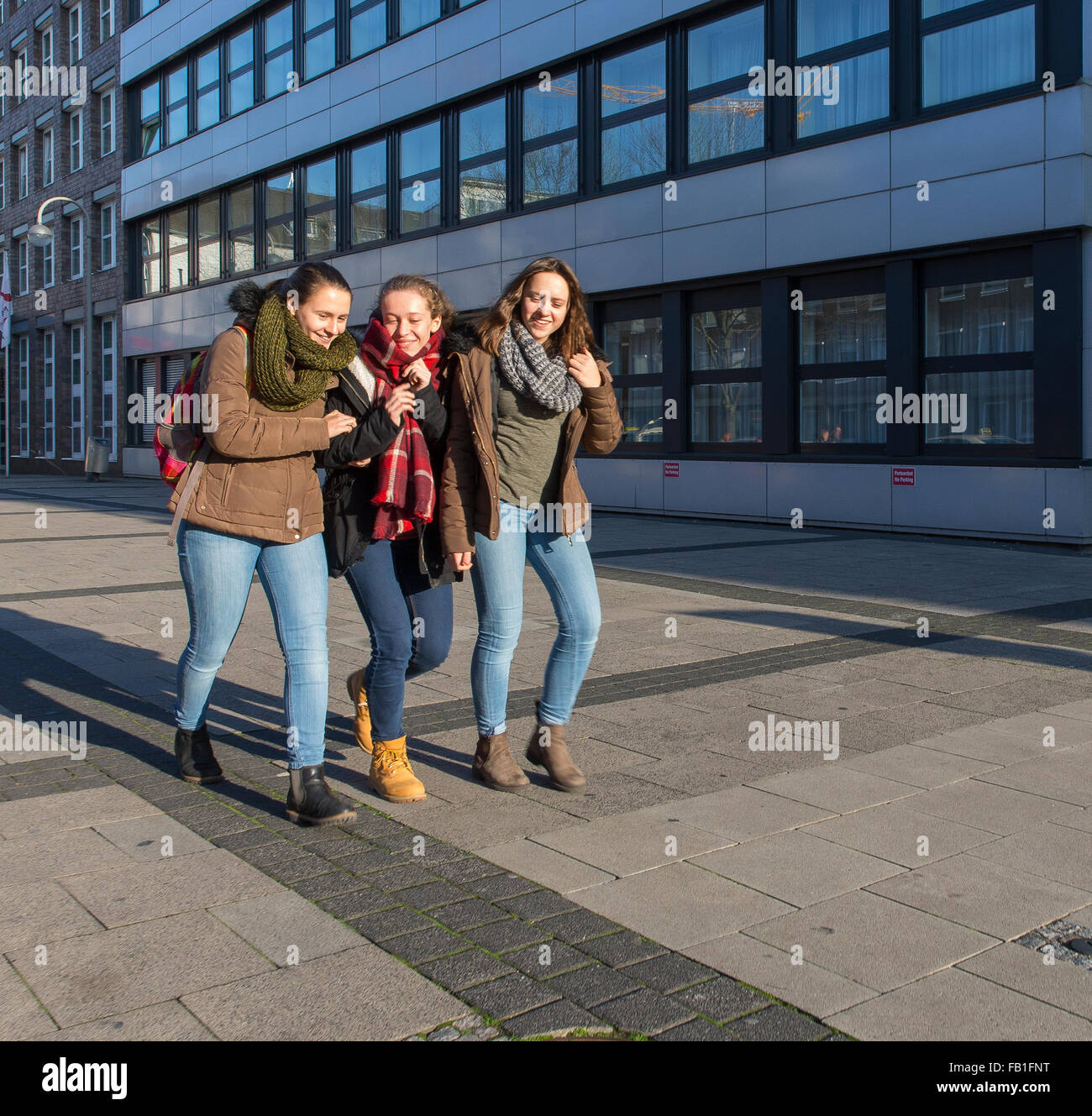 Estudiantes de la escuela secundaria femenina chicas mujeres mujeres andando la calle Foto de stock