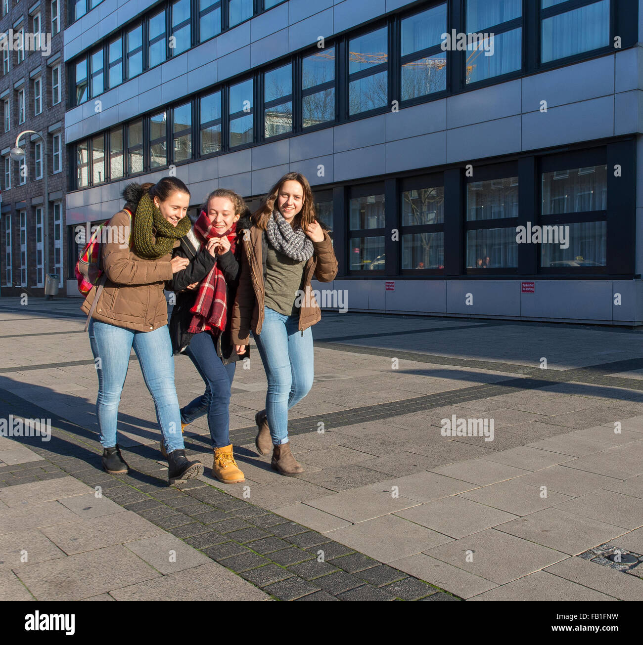 3 tres chicas mujeres mujeres andando la calle Foto de stock